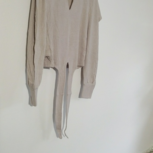 Cut Out Sleeve Crop Top - Picture 4 of 7